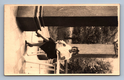Pohlednice SEDÍCÍ ŽENA (x19622)