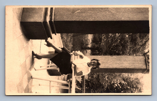 Pohlednice SEDÍCÍ ŽENA (x19622)