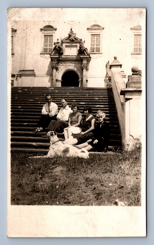 Pohlednice RODINA OLOMOUC SVATÝ KOPEČEK PES (ST277)