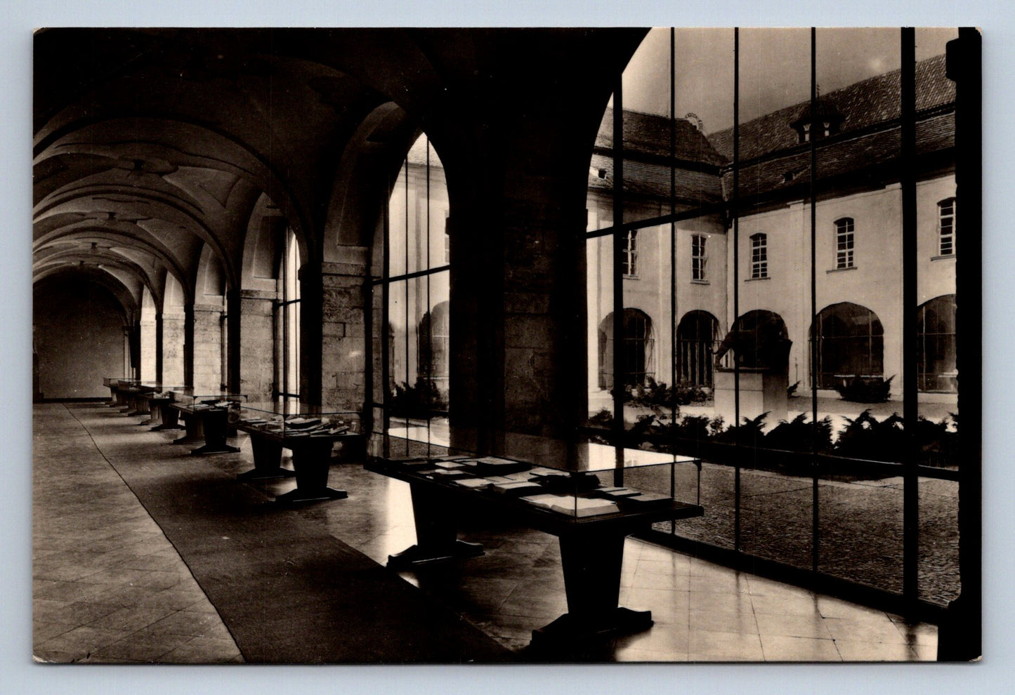 Pohlednice PRAHA Památník národního písemnictví Vnítřní nádvoří (P355)