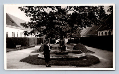 Postcard WOMAN AND FOUNTAIN (X23442)