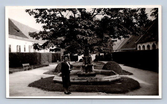 Postcard WOMAN AND FOUNTAIN (X23442)