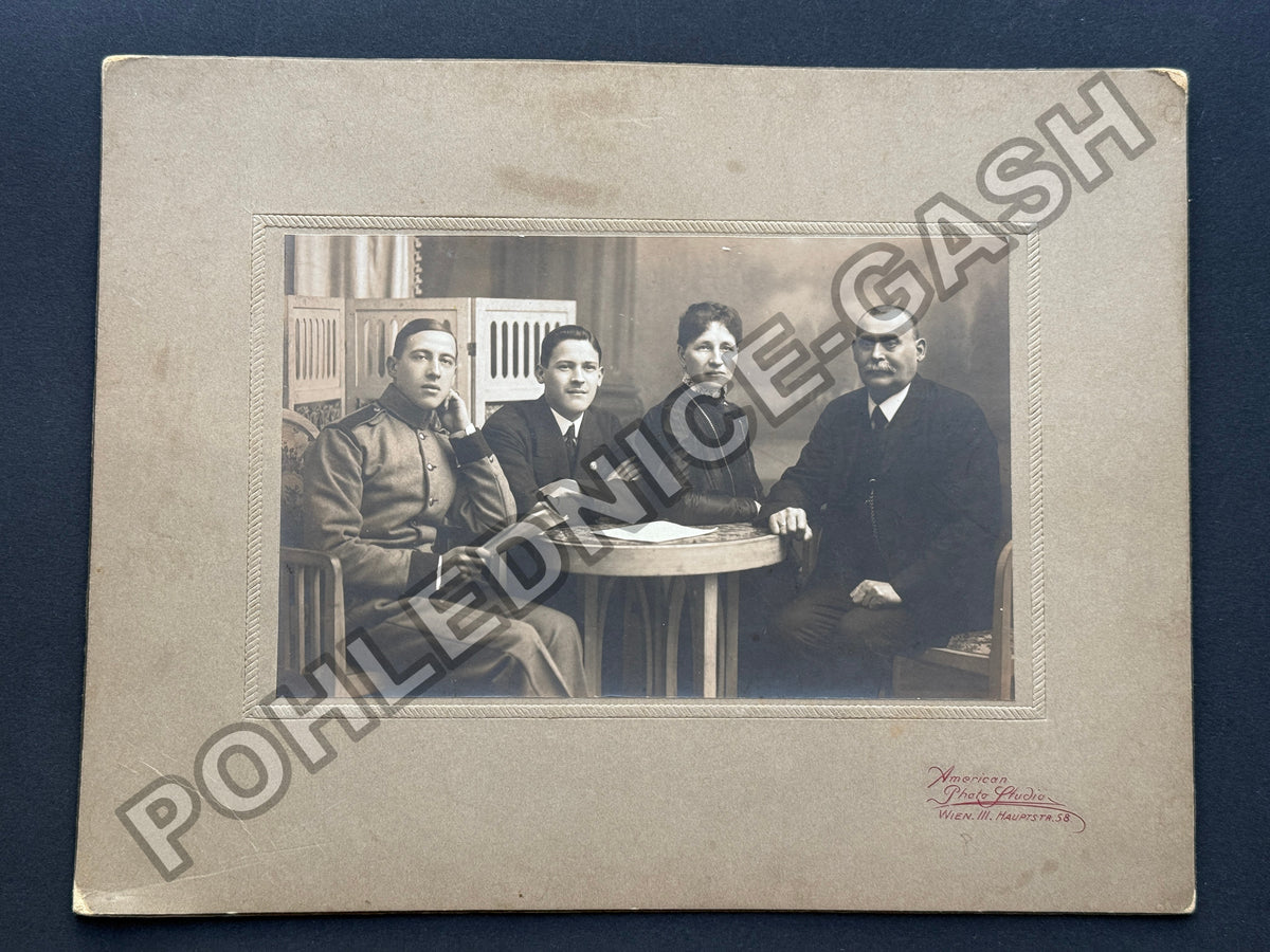 Vídeň rodinná fotografie s vojákem (BM26966)