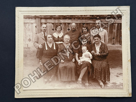 Stará fotografie rodina s dítětem v rámečku (BM26968)