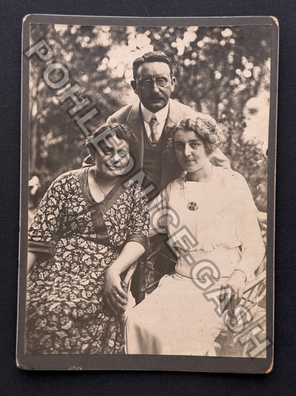 Stará fotografie portrét tří osob v přírodě (BM26969)
