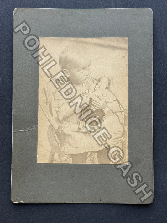Stará fotografie Dítě spící v křesle s vějířem (BM26971)