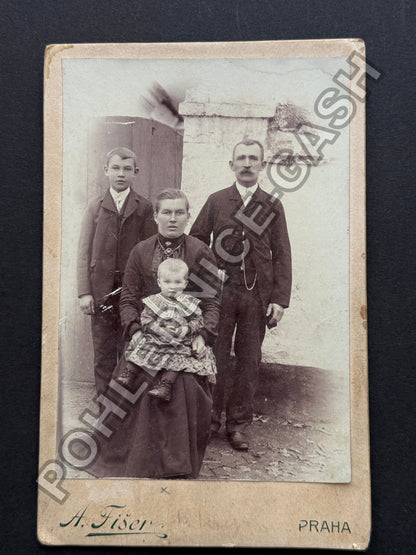 Stará fotografie Praha rodina s dítětem (BM26978)