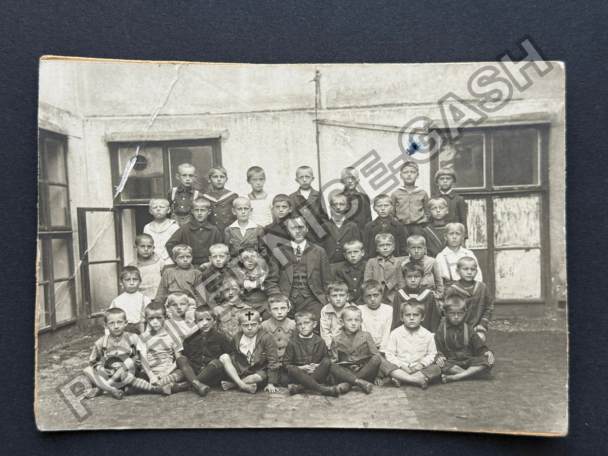 Skupinová fotografie chlapců s učitelem (BM26981)