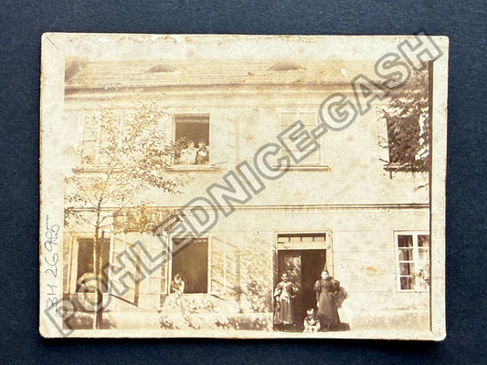 Stará fotografie Dům s lidmi v oknech a u dveří (BM26985)