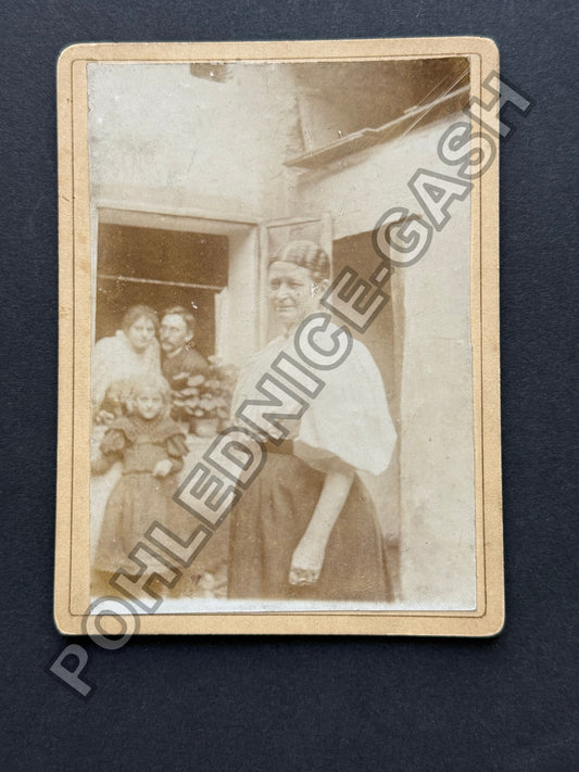 Stará fotografie rodina s dětmi u domu (BM26986)