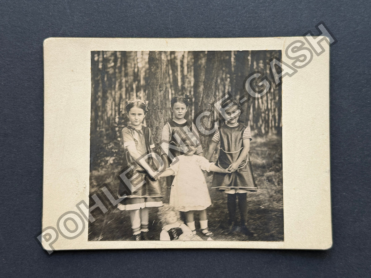 Stará fotografie děti v lese s panenkou (BM26987)
