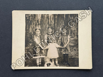 Stará fotografie děti v lese s panenkou (BM26987)