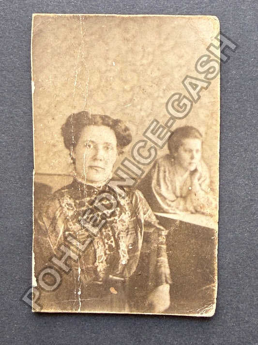 Stará fotografie Dvě ženy v ateliéru (BM26992)