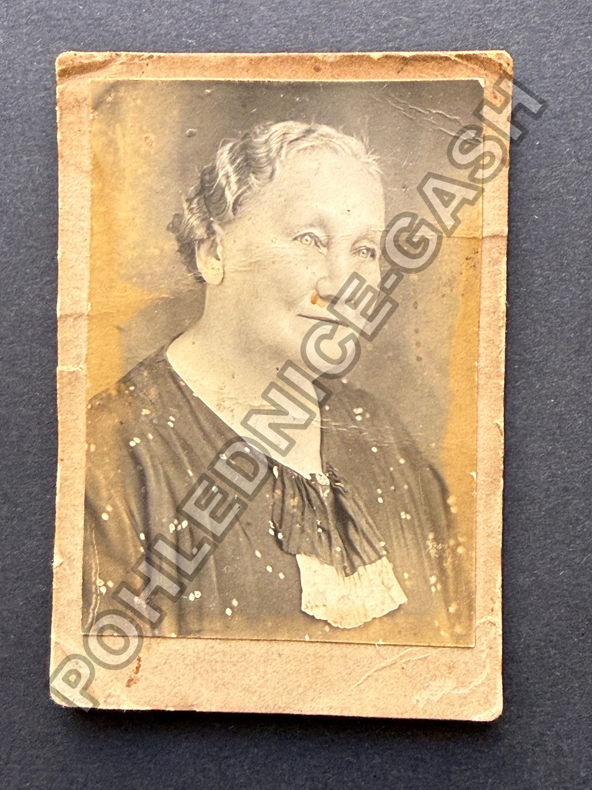 Stará fotografie starší žena s vlnitými vlasy (BM26993)