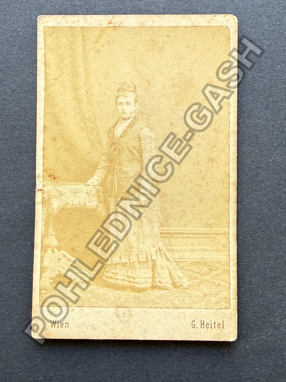 Stará fotografie Vídeň dáma v ateliéru (BM26994)