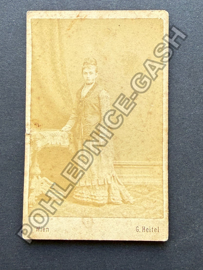 Stará fotografie Vídeň dáma v ateliéru (BM26994)