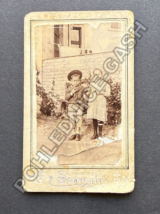 Stará fotografie děti v zahradě Souvenir (BM26995)