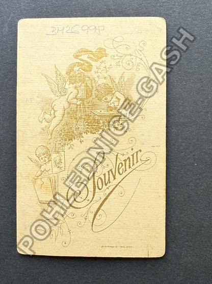 Stará fotografie Vídeň dítě sedící na kožešině (BM26998)
