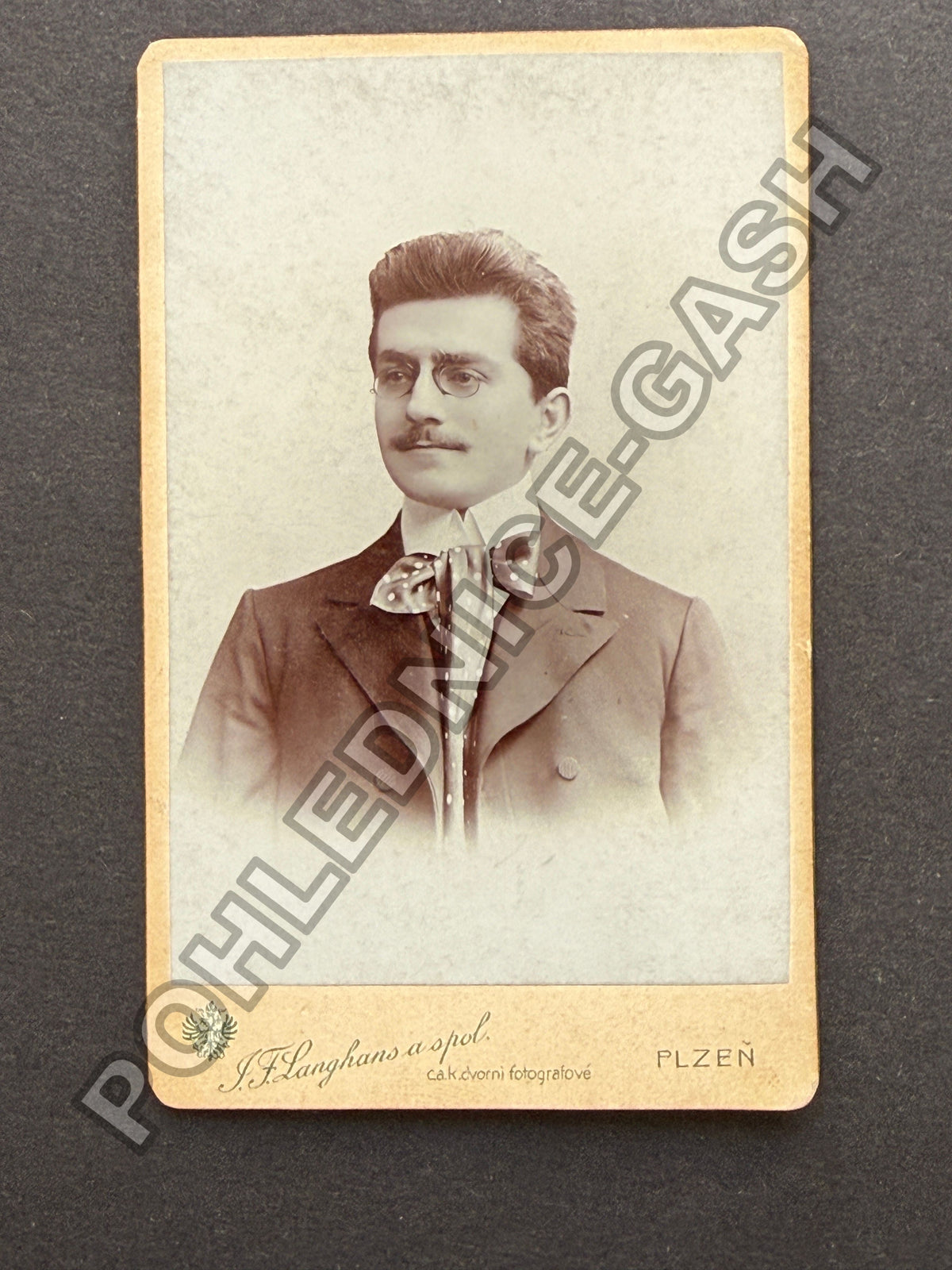 Stará fotografie Plzeň portrét muže s brýlemi 1909 (BM26999)