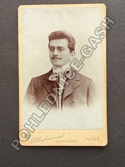 Stará fotografie Plzeň portrét muže s brýlemi 1909 (BM26999)