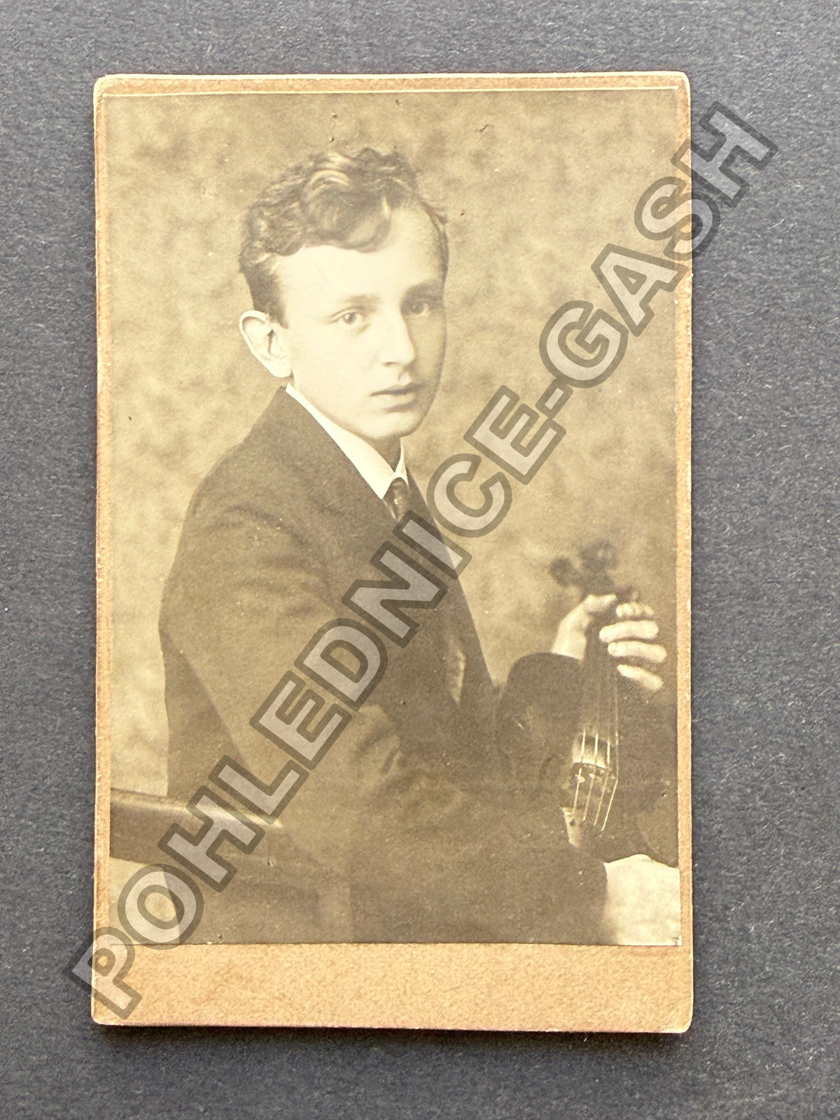 Stará fotografie Dvůr Králové n/L chlapec s houslemi (BM27001)