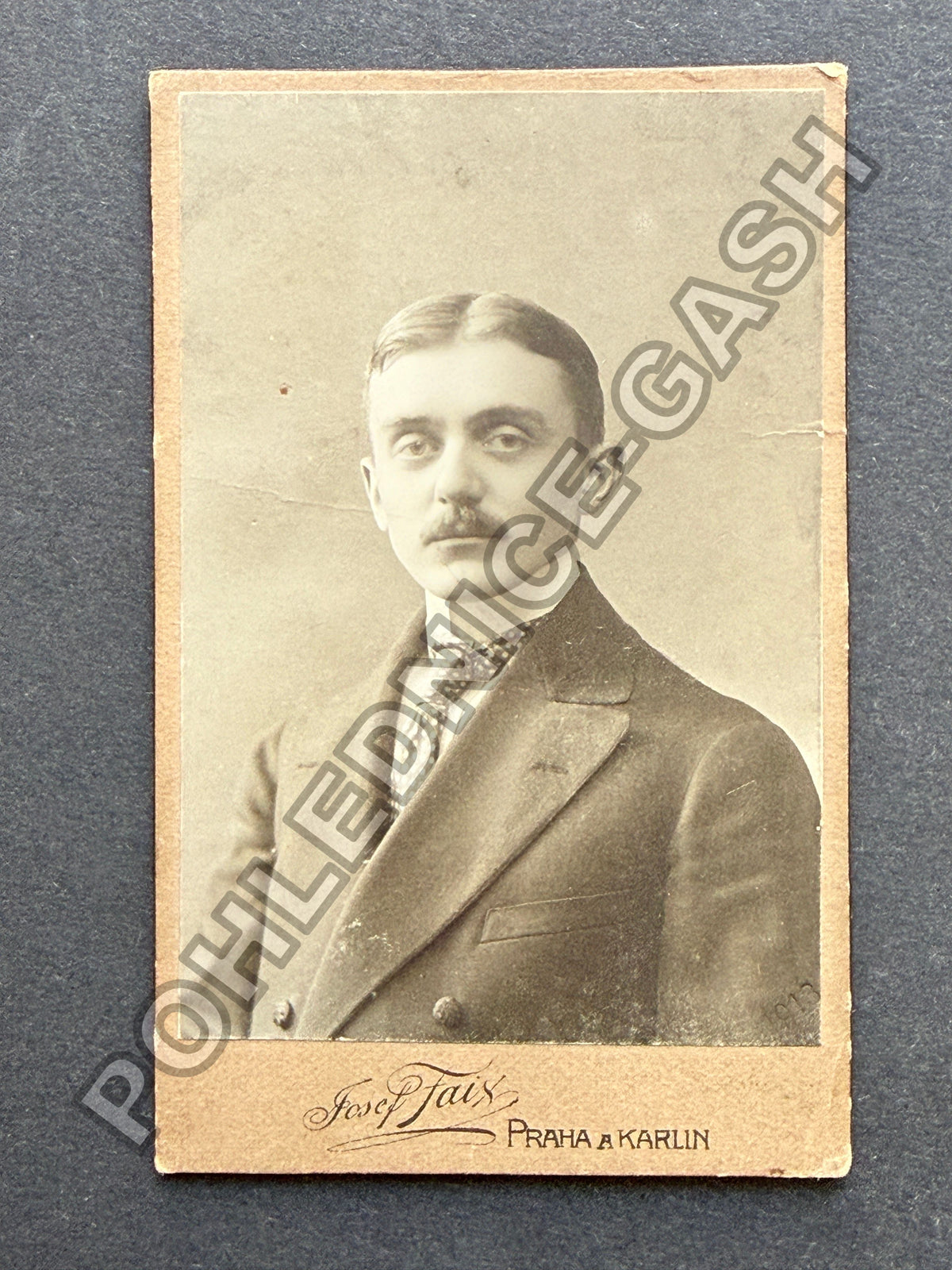 Stará fotografie Praha Karlín mladý muž s knírem (BM27003)
