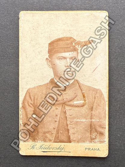 Stará fotografie Praha muž v uniformě s čepicí (BM27009)