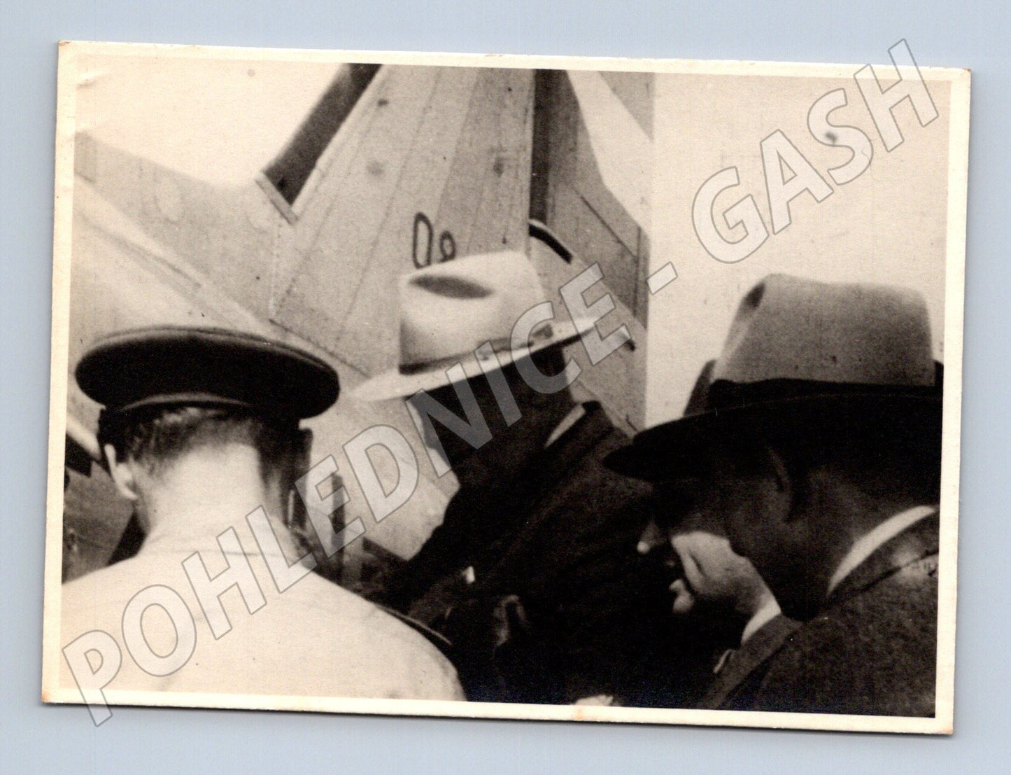 Stará fotografie muži u letadla (BM25222)