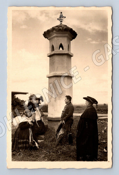 Pohlednice Hanácké kroje u Boží muky Lešany 1941 (BM25360)