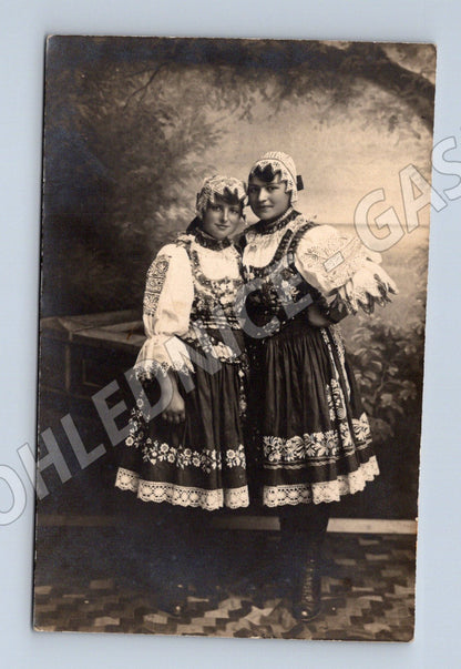 Pohlednice dvě ženy v lidovém kroji (BM25361)