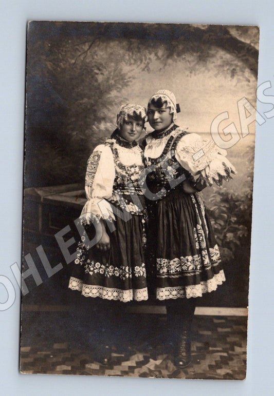 Pohlednice dvě ženy v lidovém kroji (BM25361)
