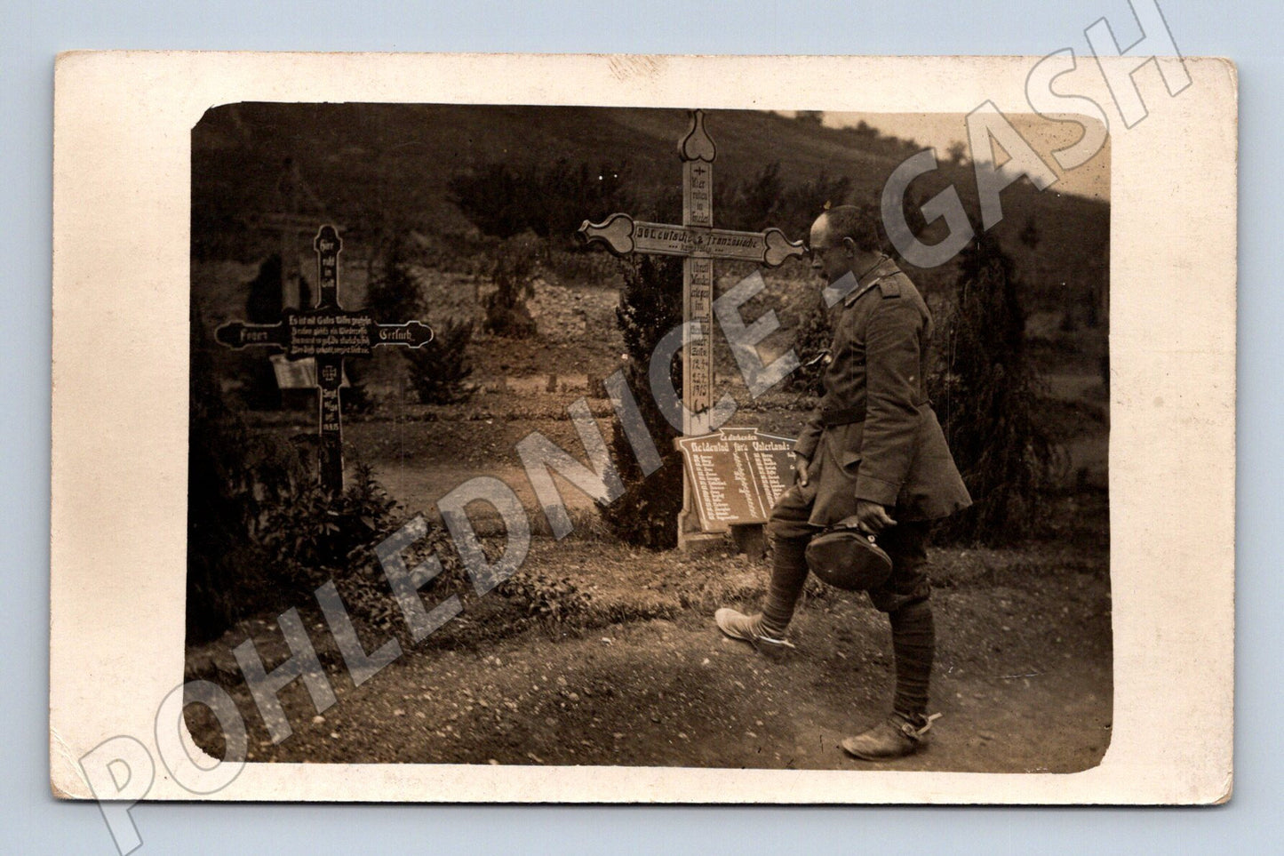 Pohlednice 1. světová válka voják u hrobů 1916 (BM25379)