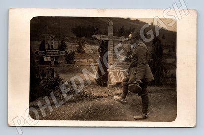 Pohlednice 1. světová válka voják u hrobů 1916 (BM25379)