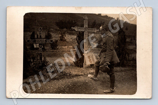 Pohlednice 1. světová válka voják u hrobů 1916 (BM25379)