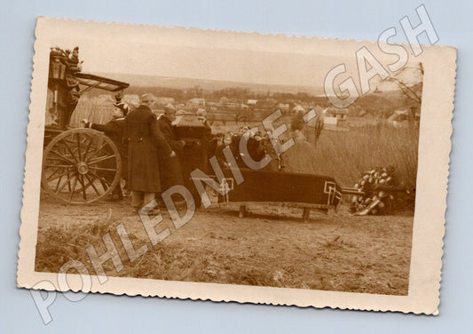 Pohlednice smuteční průvod pohřeb rakev vesnice (BM25384)