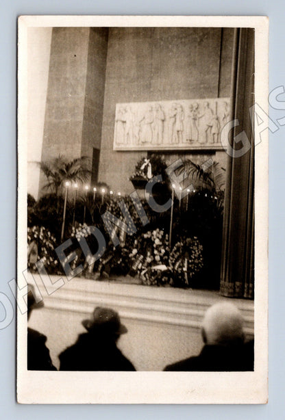 Stará fotografie Praha interiér s květinami a svíčkami (BM25397)
