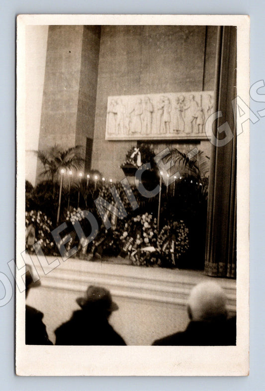 Stará fotografie Praha interiér s květinami a svíčkami (BM25397)
