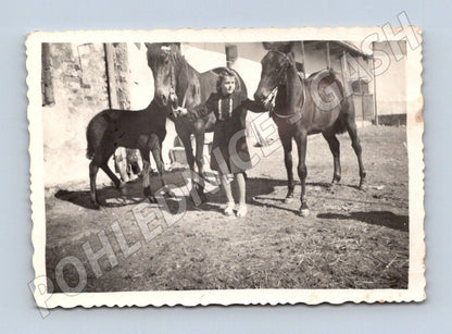 Stará fotografie dívka se třemi koňmi (BM25408)