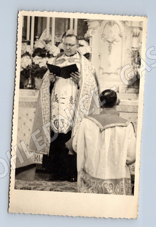Stará fotografie kněz během obřadu 1954 (BM25454)