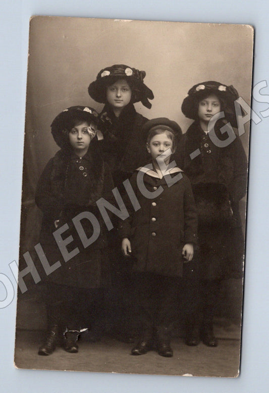 Pohlednice děti s klobouky v dobových šatech (BM25455)