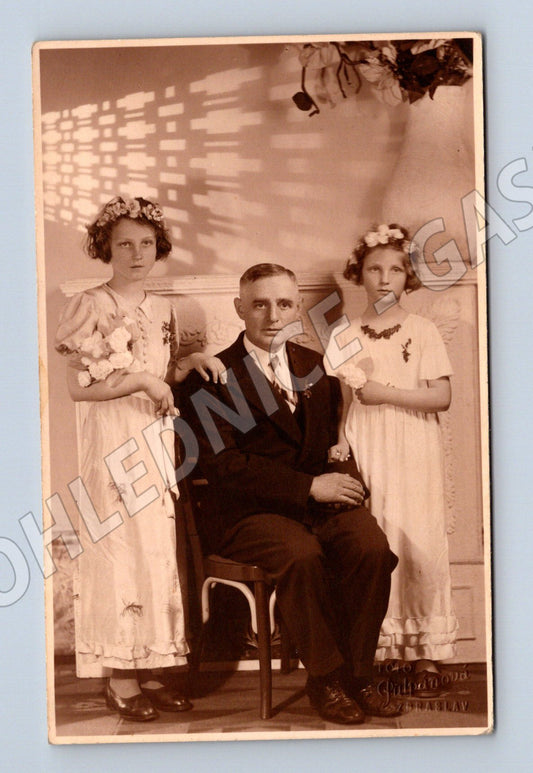 Stará fotografie Čáslav muž se dvěma dívkami ateliér Šlikr (BM25456)
