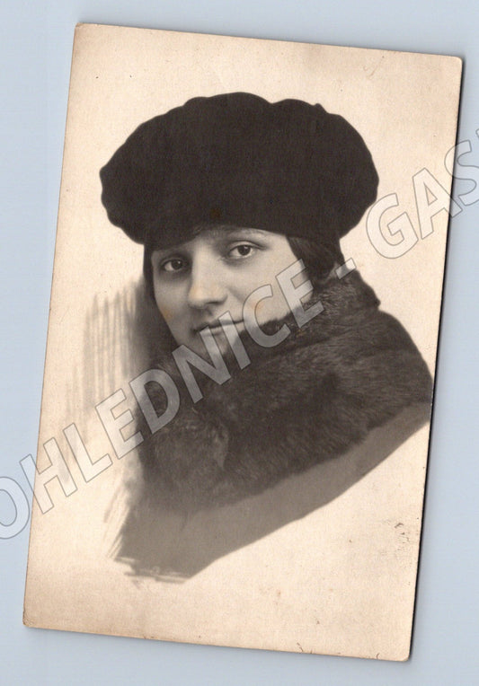 Pohlednice Litoměřice žena v klobouku 1919 (BM25460)