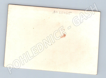 fotografie dvě ženy na ulici s obchodem Cukrář a Kadeřník (BM25465)