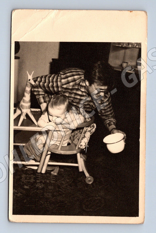 Stará fotografie dospělý s dítětem v židličce (BM25474)