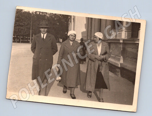 Stará fotografie Kralupy tři lidé po ulici 1933 (BM25475)