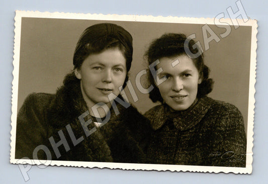 Stará fotografie dvě mladé ženy v zimním oblečení (BM25479)