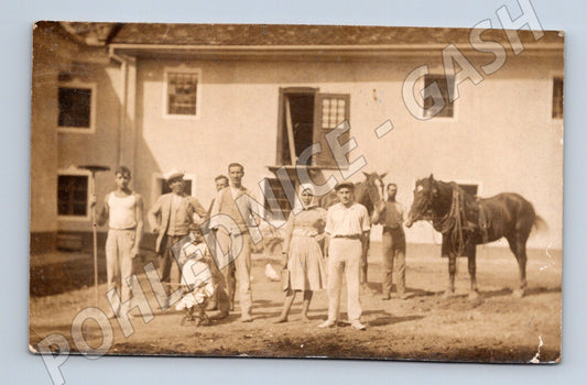 Stará fotografie Praha skupina lidí s koňmi (BM25706)