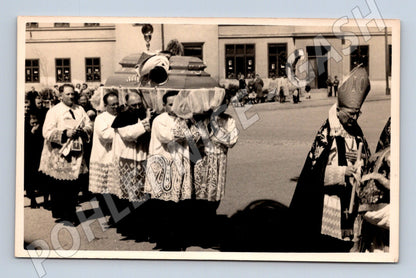 Stará fotografie náboženský procesí s biskupem a kněžími (BM25713)