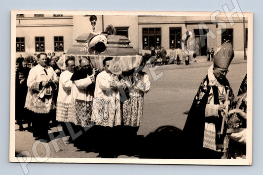 Stará fotografie náboženský procesí s biskupem a kněžími (BM25713)