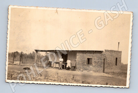 Pohlednice Ostatní státy venkovský dům s párem a psem (BM25717)